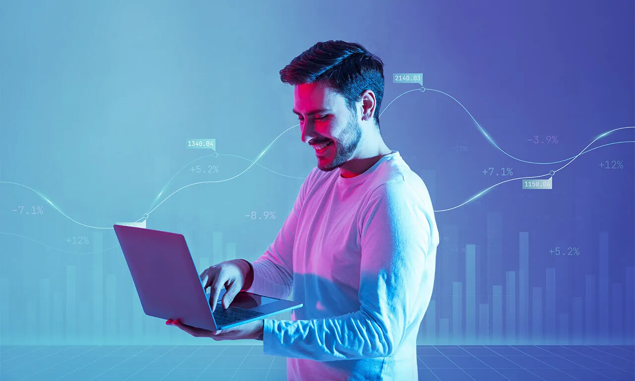 Futuristik fonda moliyaviy grafiklar va ma`lumotlar foizlari bilan jilmayib turgan noutbukdan foydalanayotgan odam.