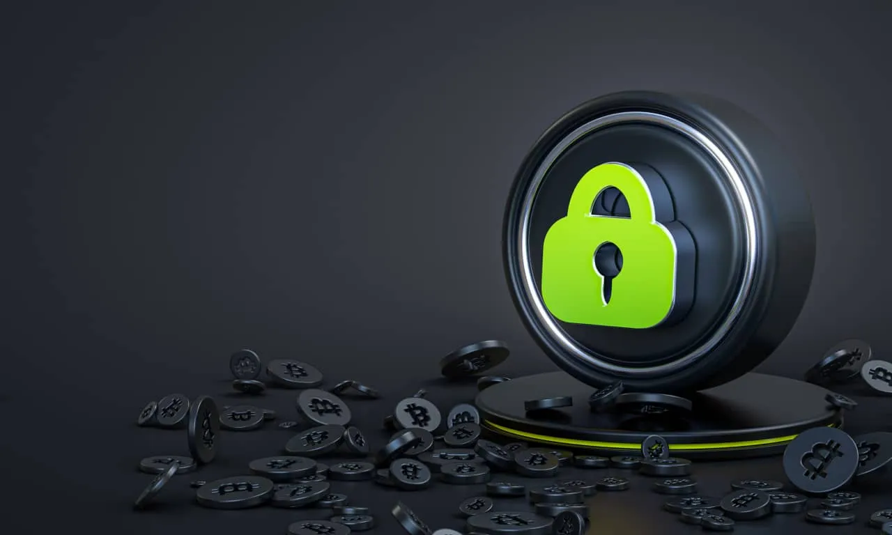 Concetto di trading sicuro con un'icona di lucchetto verde circondata da monete di criptovaluta disperse su uno sfondo scuro.