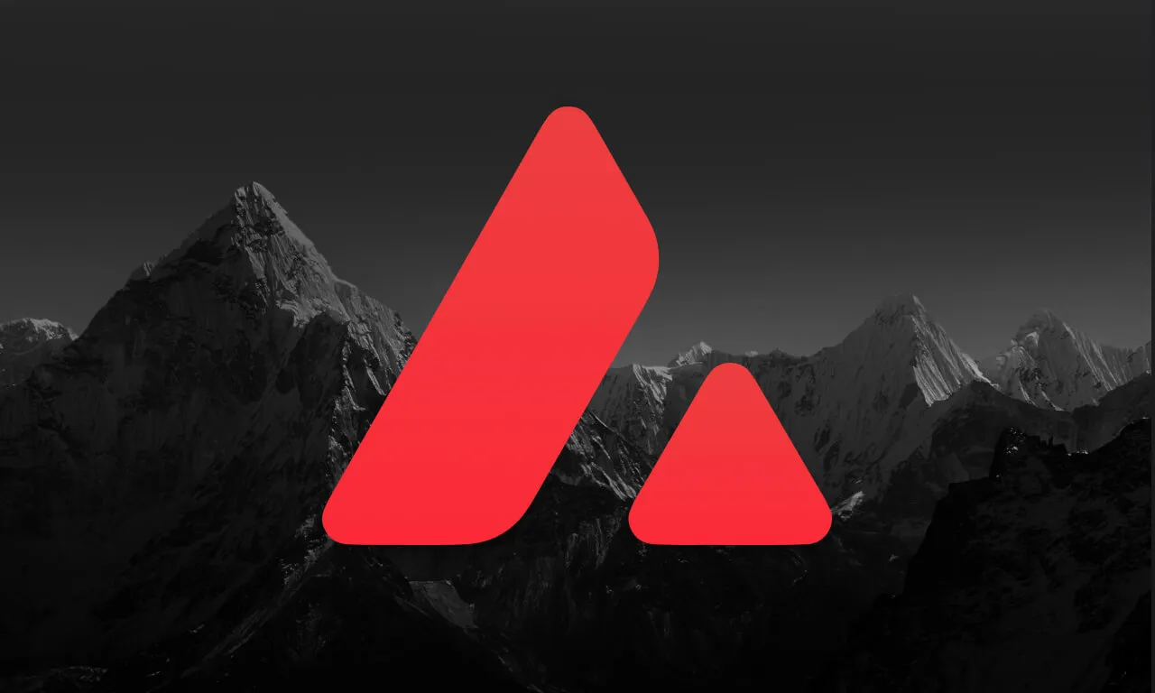 Un logo triangolare rosso stilizzato su uno sfondo in scala di grigi che presenta una catena montuosa sotto un cielo scuro.