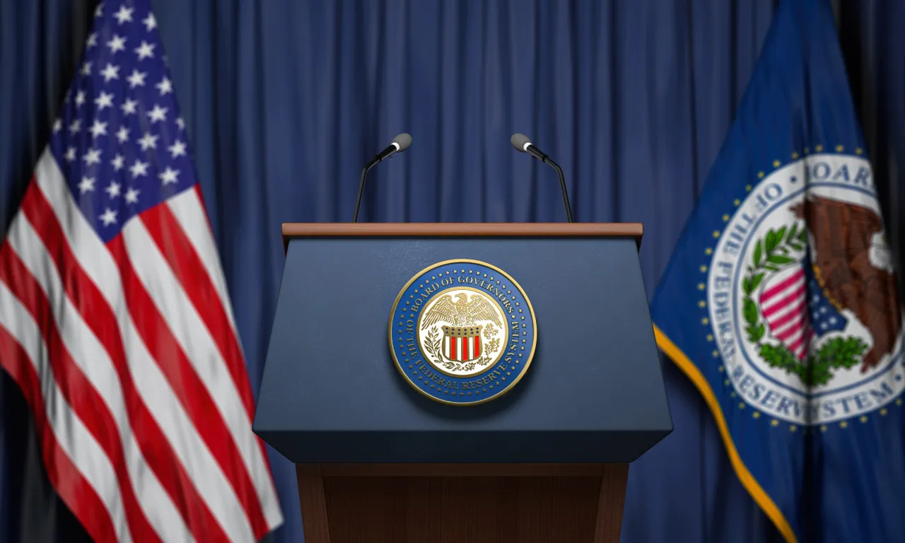Um pódio com o selo da Reserva Federal, sugerindo anúncios-chave que movimentam os mercados.
