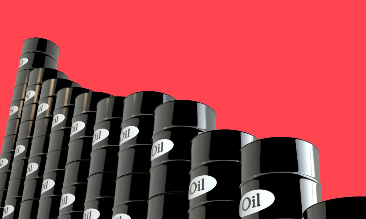 Koyu kırmızı arka plana karşı dizilmiş petrol varilleri, petrol ticaretindeki dalgalanmayı simgeliyor.