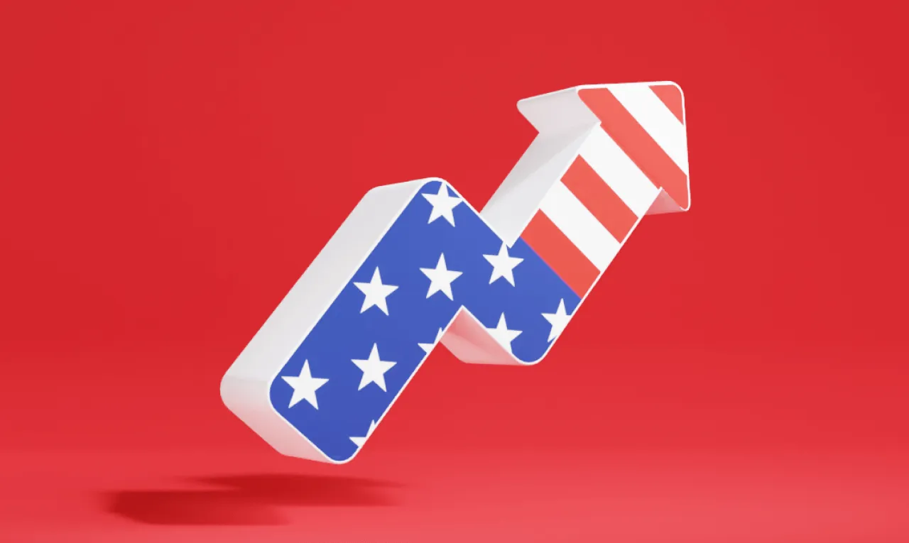 Une flèche pointant vers le haut aux couleurs du drapeau américain sur un fond rouge, symbolisant la croissance ou les tendances positives sur le marché américain.
