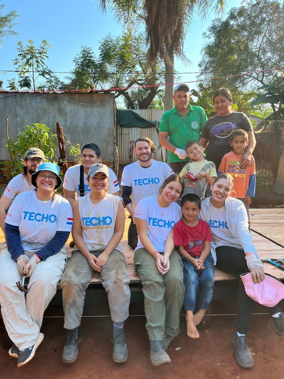 A picture of one of the beneficiary families with the Deriv Asunción employees.