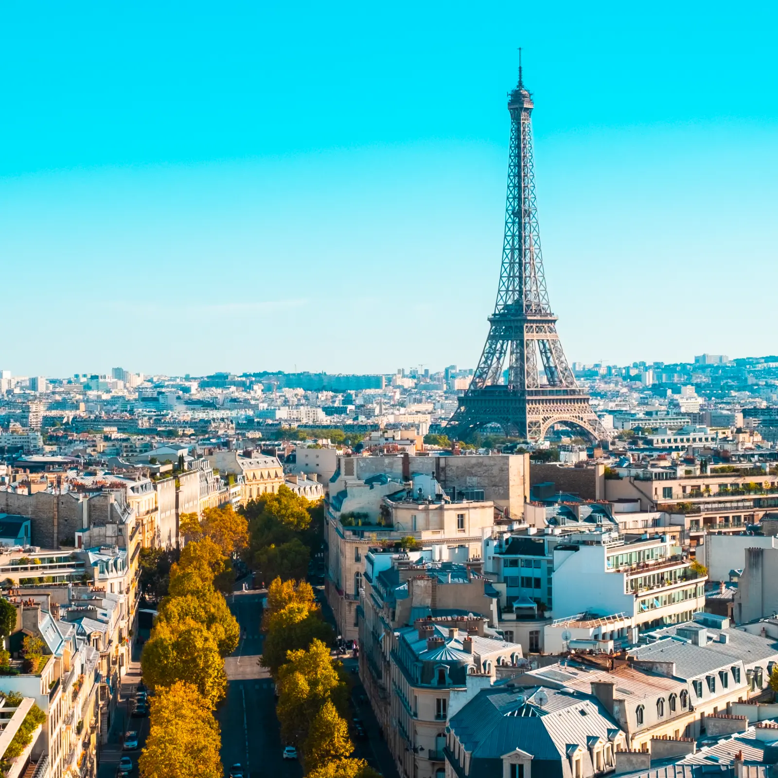 Panoramic view of Paris with the Eiffel Tower, highlighting the vibrant city that hosts a Deriv office.