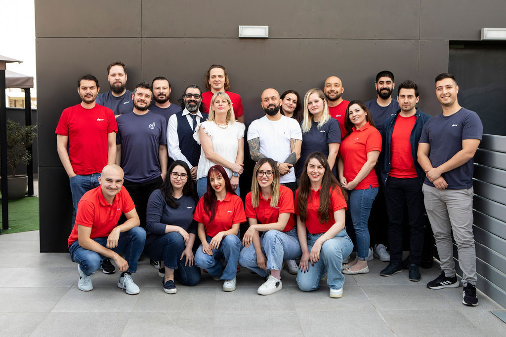 Deriv 직원들이 회사의 5주년을 Best Place to Work 인정을 받으며 축하하고 있습니다.