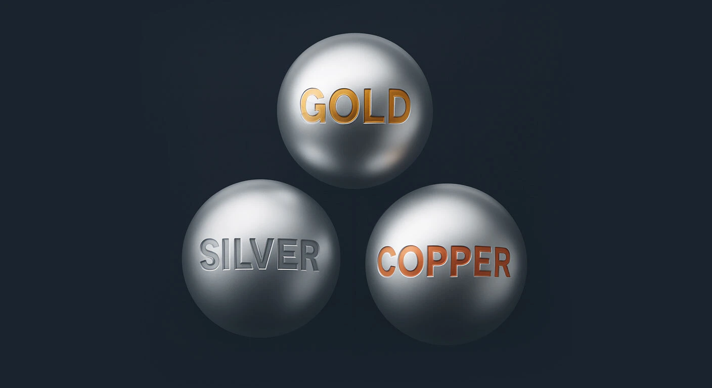 Ba quả cầu kim loại được dán nhãn VÀNG, BẠC và ĐỒNG, sắp xếp theo hình tam giác trên nền tối.
