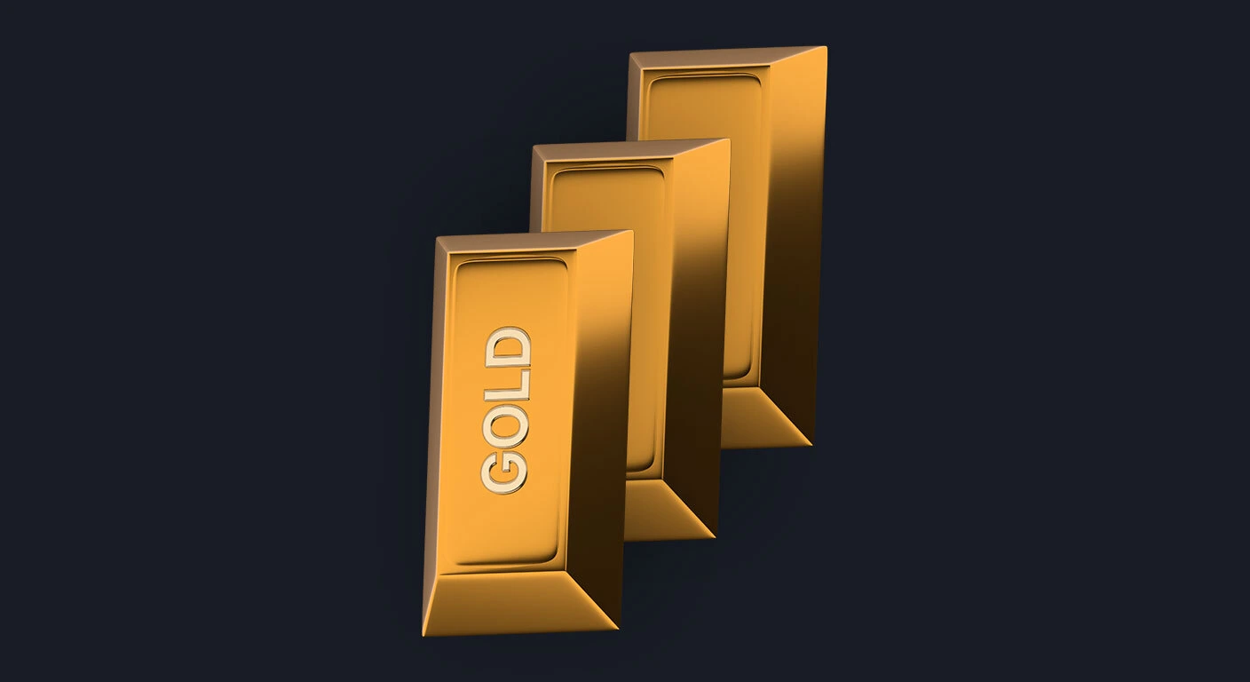 어두운 배경 앞에 서 있는 세 개의 반짝이는 금괴, 앞 금괴에는 "GOLD"라는 단어가 두드러지게 음각되어 있습니다.