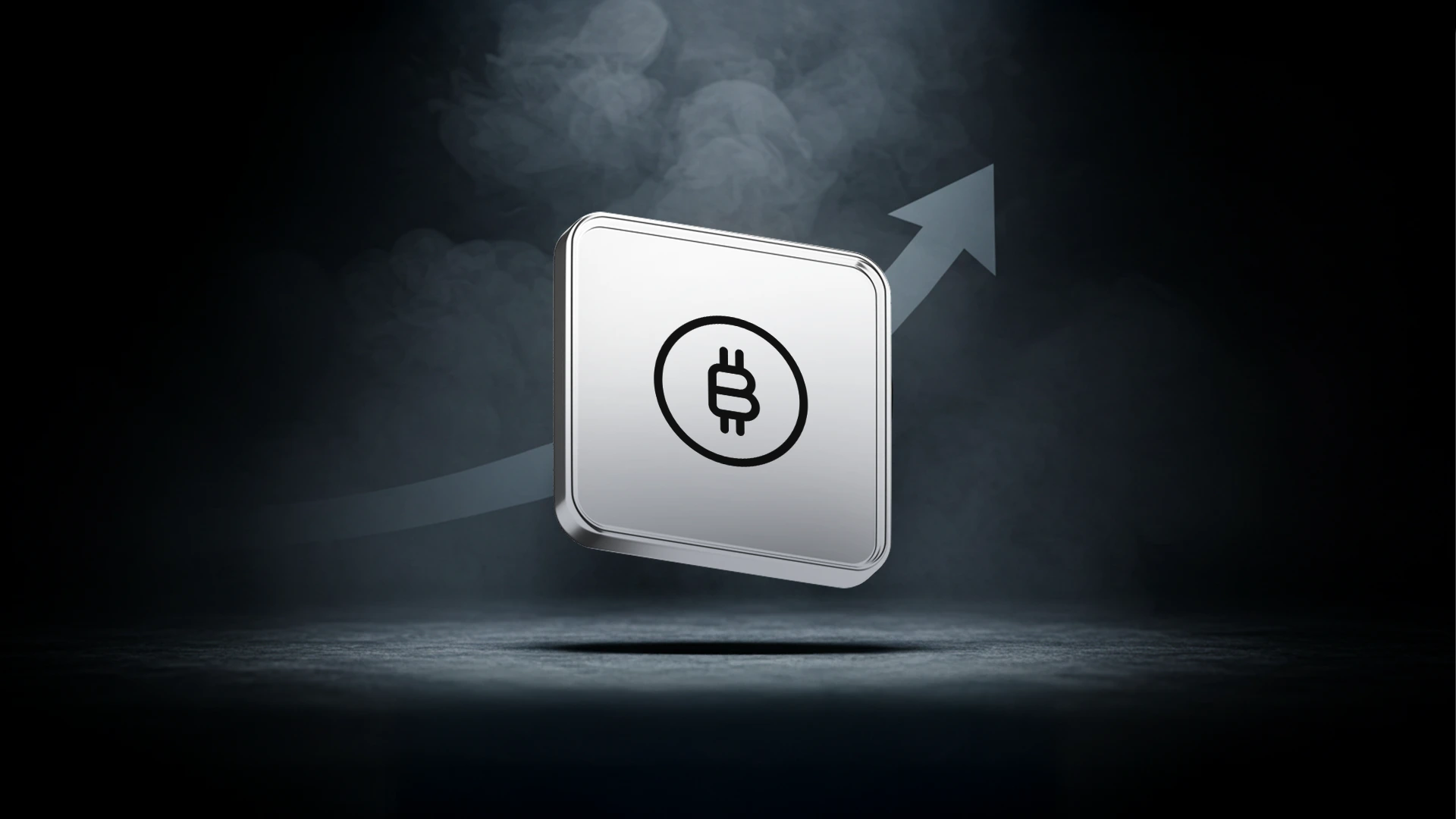 银色金属质感的 Bitcoin 符号悬浮在黑暗烟雾背景中，背后有一支向上的弯曲箭头。 